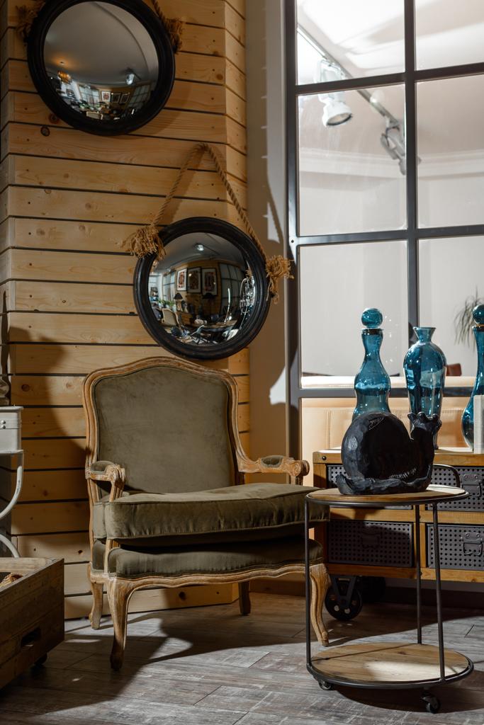 iç modern retro oturma odası koltuk ve dekoratif salyangoz ile masaya tarz - Fotoğraf, Görsel