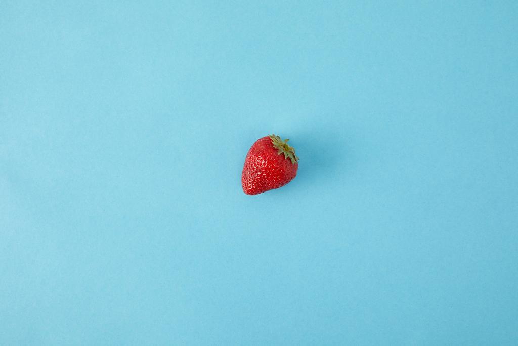 ylhäältä näkymä kypsä mansikka eristetty sininen
 - Valokuva, kuva
