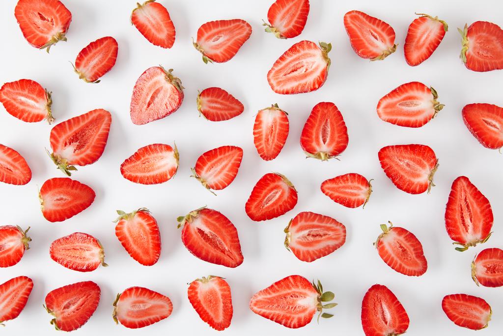 vista superior de fresas frescas dispuestas aisladas en blanco
 - Foto, Imagen