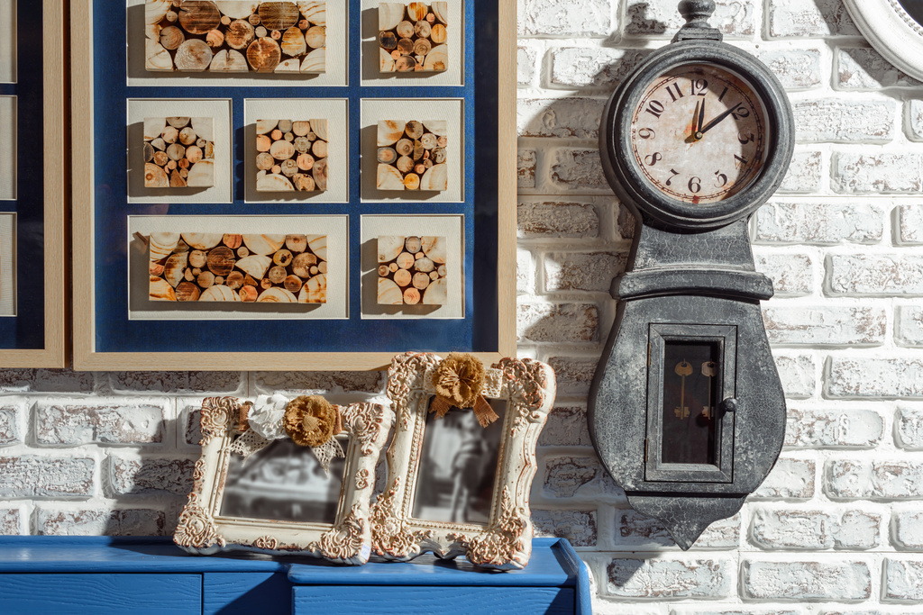 фото в рамах і годинник на стіні в сучасній ретро стилізованій вітальні
 - Фото, зображення