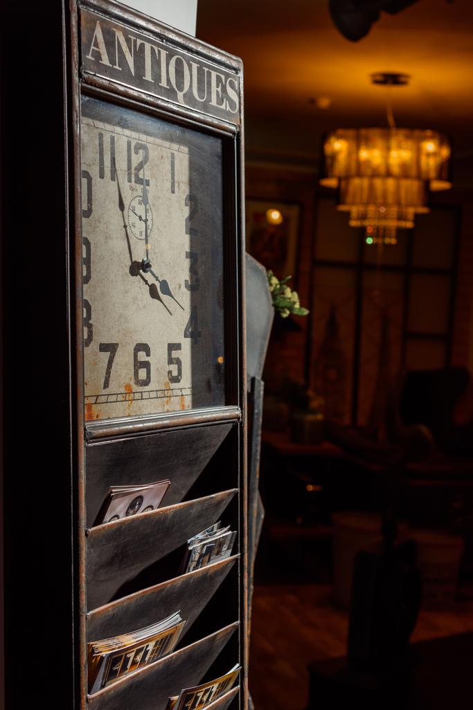 時計とランプ モダンなレトロ スタイル リビング ルームのインテリア - 写真・画像