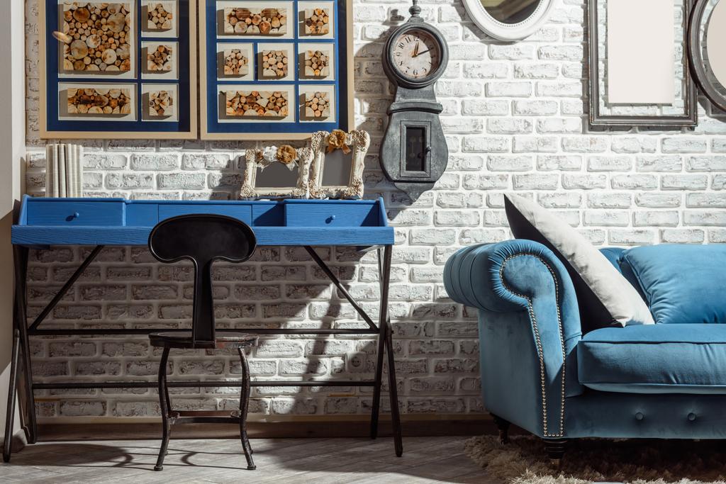 interiér moderní retro stylem obývací pokoj židle, stůl, pohovka a hodiny na zeď - Fotografie, Obrázek