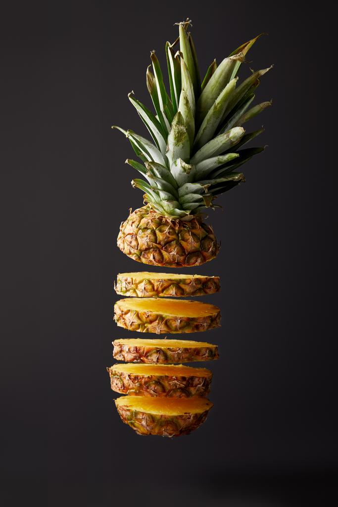 vue rapprochée de l'ananas mûr coupé isolé sur noir
 - Photo, image