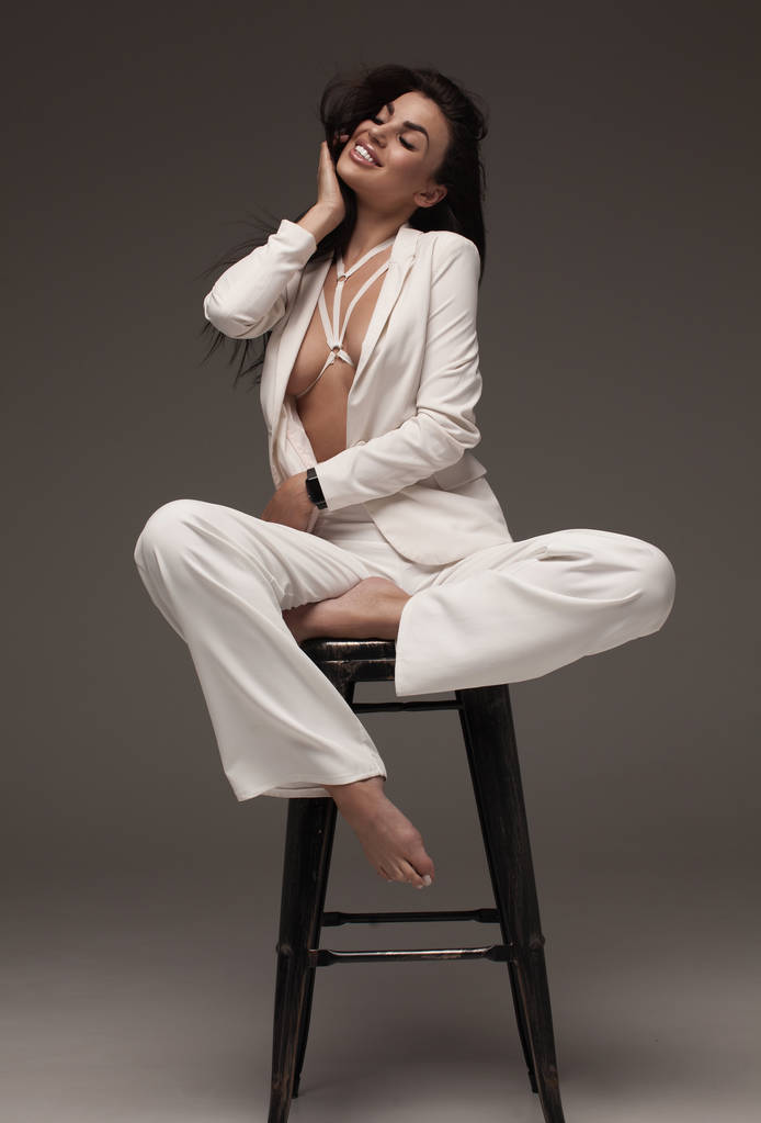 Sexy jeune femme portant un costume blanc
 - Photo, image