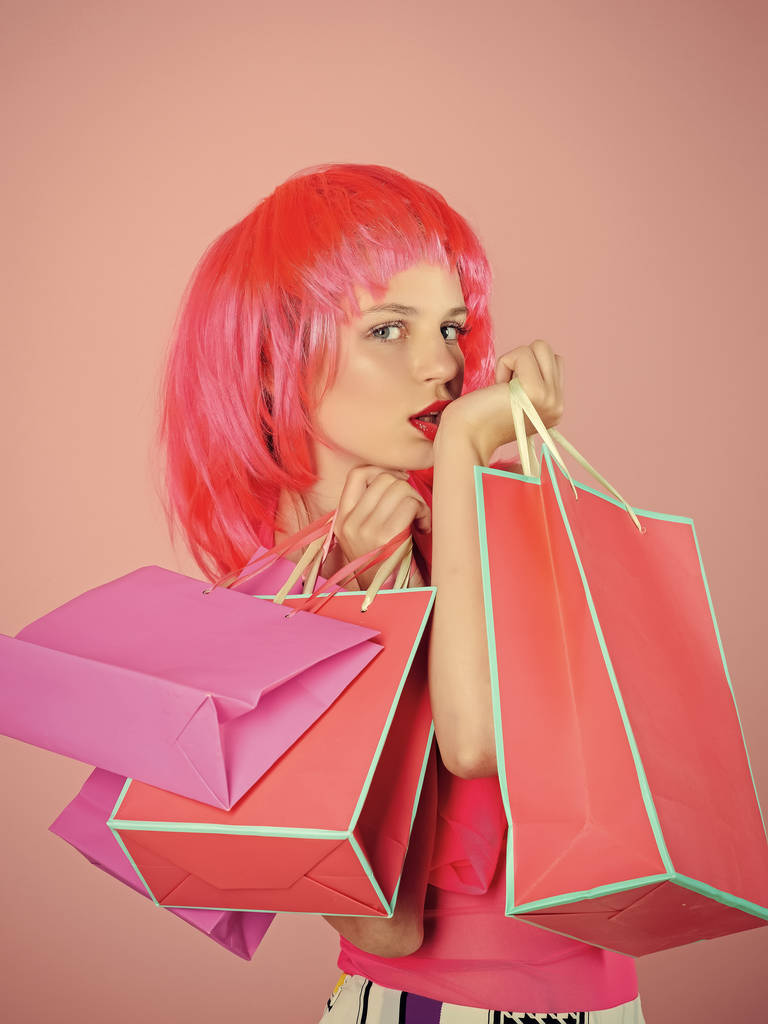 Šťastná žena. Módní shopper pózuje na růžovém pozadí - Fotografie, Obrázek