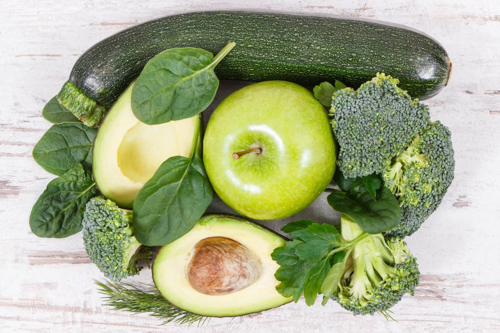 Čerstvé zelené ovoce a zelenina obsahující vlákninu, přírodní vitamíny a minerály, koncept zdravé výživy - Fotografie, Obrázek