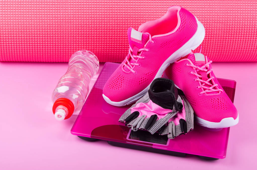 Zestaw do kontroli wagi przed treningiem fitness i po, sportowe na różowym tle - Zdjęcie, obraz
