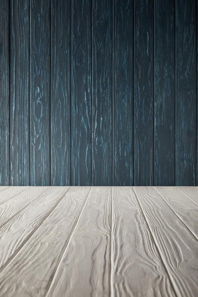 weißer Holztisch und dunkelblaue Holzwand - Foto, Bild