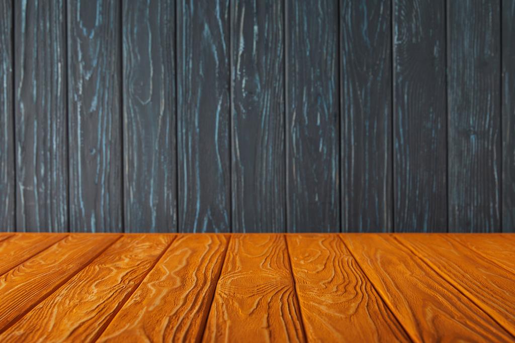 tavolo a strisce arancioni e parete di legno blu scuro
 - Foto, immagini
