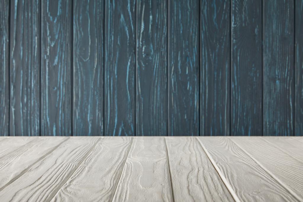 plateau rayé blanc et mur en bois bleu foncé
 - Photo, image