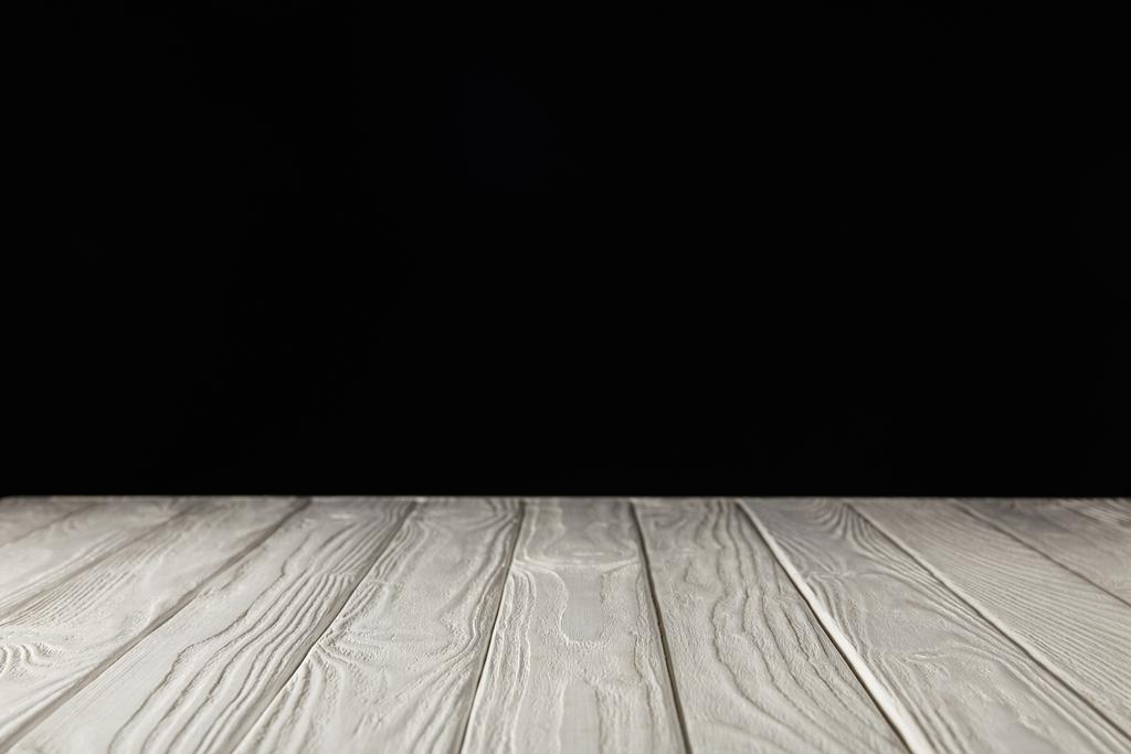 bílé výstřední dřevěný stůl na černém pozadí - Fotografie, Obrázek