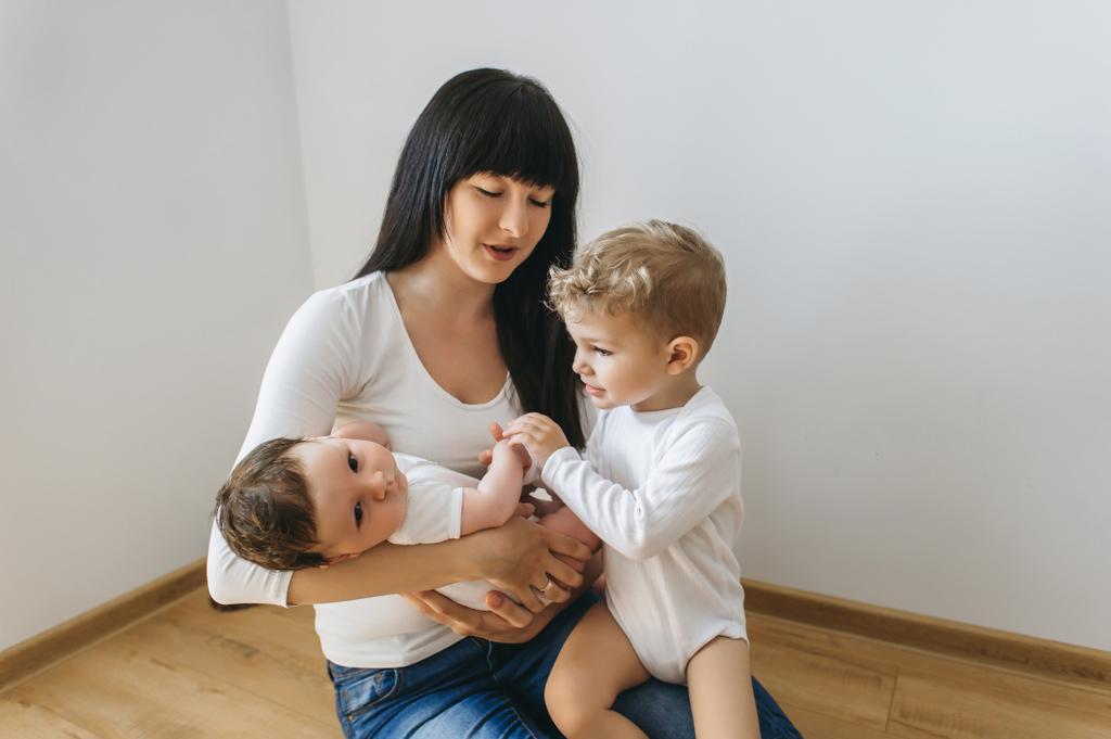 προσωπογραφία της μητέρας με δύο γιους λίγο με τα χέρια στο σπίτι - Φωτογραφία, εικόνα