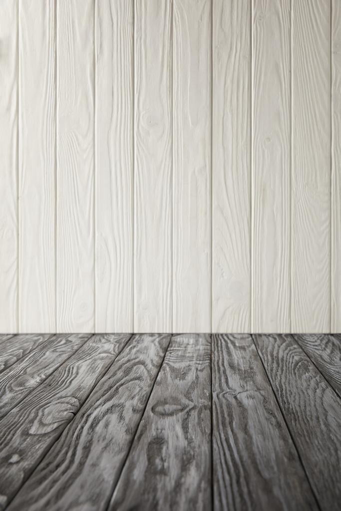 Γκρι ξύλινο επιτραπέζιο και λευκό ξύλινο τείχος - Φωτογραφία, εικόνα