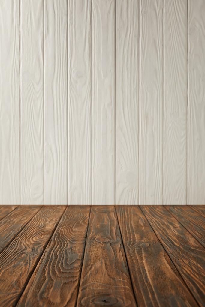 σκούρο καφέ ριγέ επιτραπέζια και λευκό ξύλινο τείχος - Φωτογραφία, εικόνα