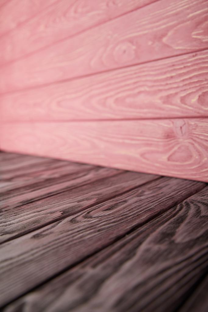 šedá dřevěná podlaha a růžové dřevěné stěny - Fotografie, Obrázek