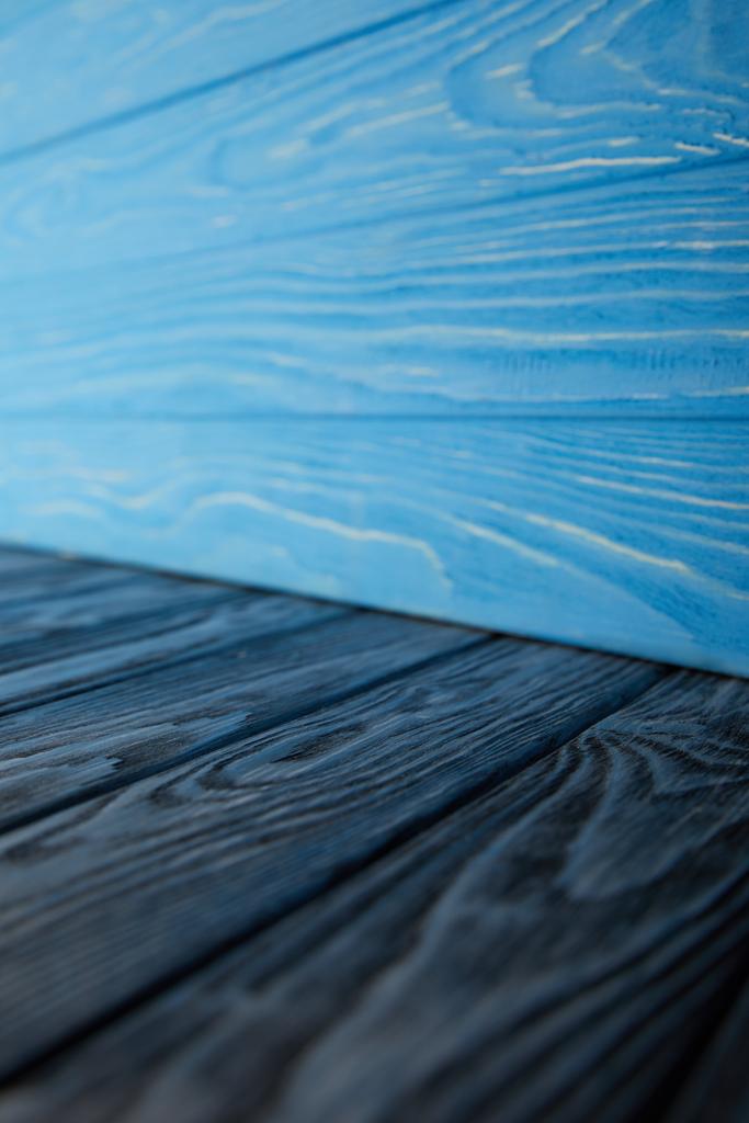 piso de madeira azul escuro e parede de madeira azul claro
 - Foto, Imagem