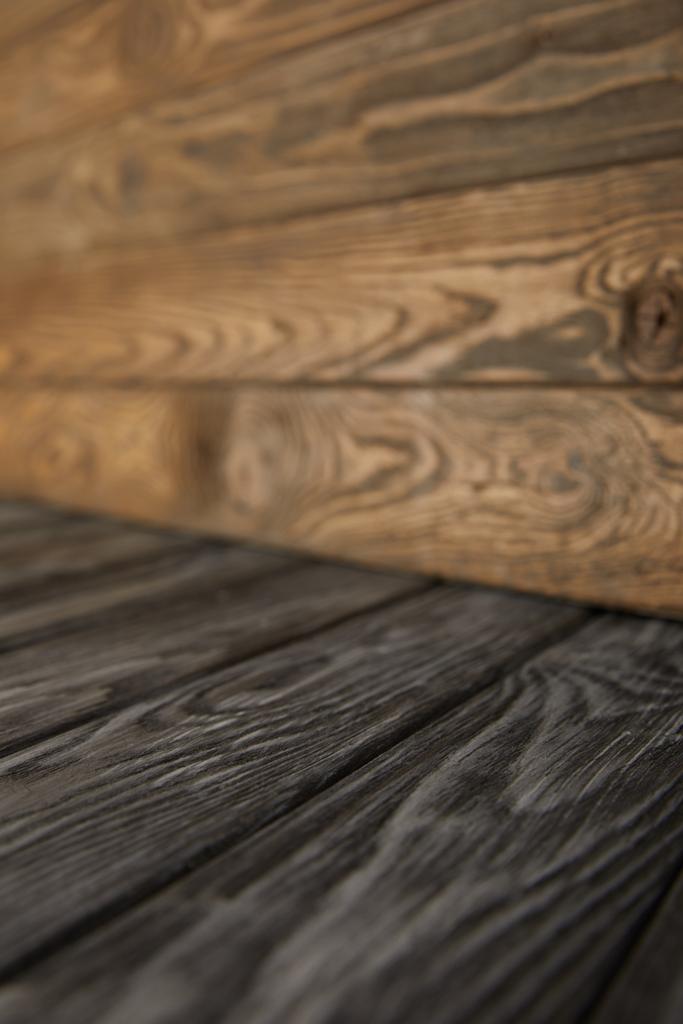 piso de madeira cinza e parede de madeira marrom
 - Foto, Imagem