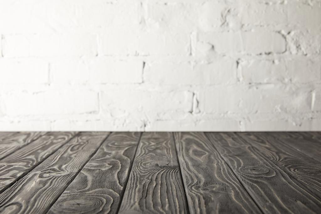 tablero de madera gris oscuro y pared blanca con ladrillos
 - Foto, Imagen