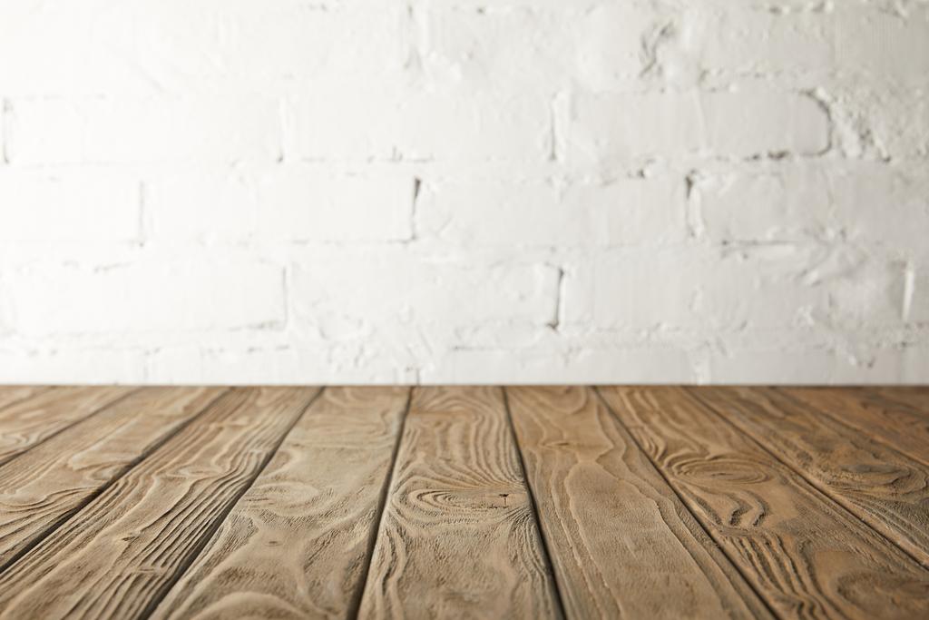 plateau en bois brun et mur blanc avec briques
 - Photo, image