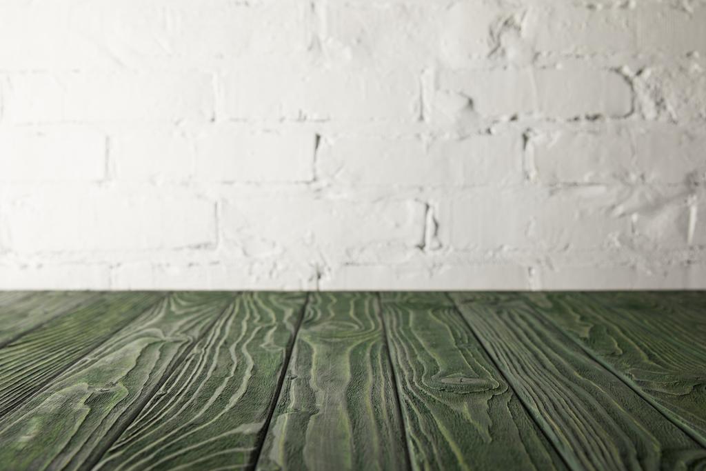 темно-зелена дерев'яна стільниця і біла стіна з цеглою
 - Фото, зображення