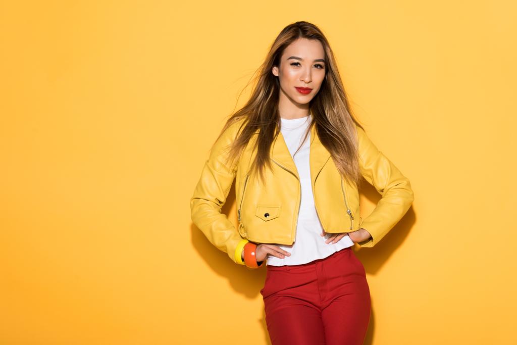 giovane attraente modello femminile in posa su sfondo giallo
  - Foto, immagini