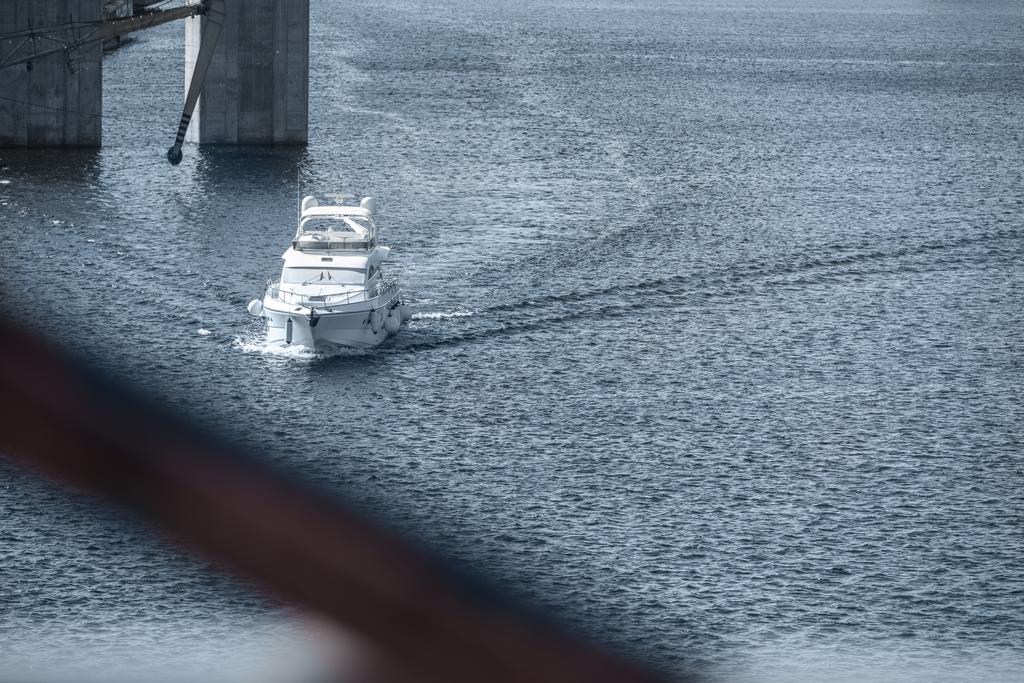 valkoinen laiva purjehtii sinisellä joella satamaan
 - Valokuva, kuva
