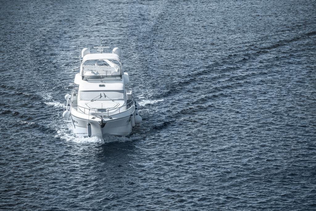 воздушный вид на белый корабль, плывущий по синему морю
 - Фото, изображение