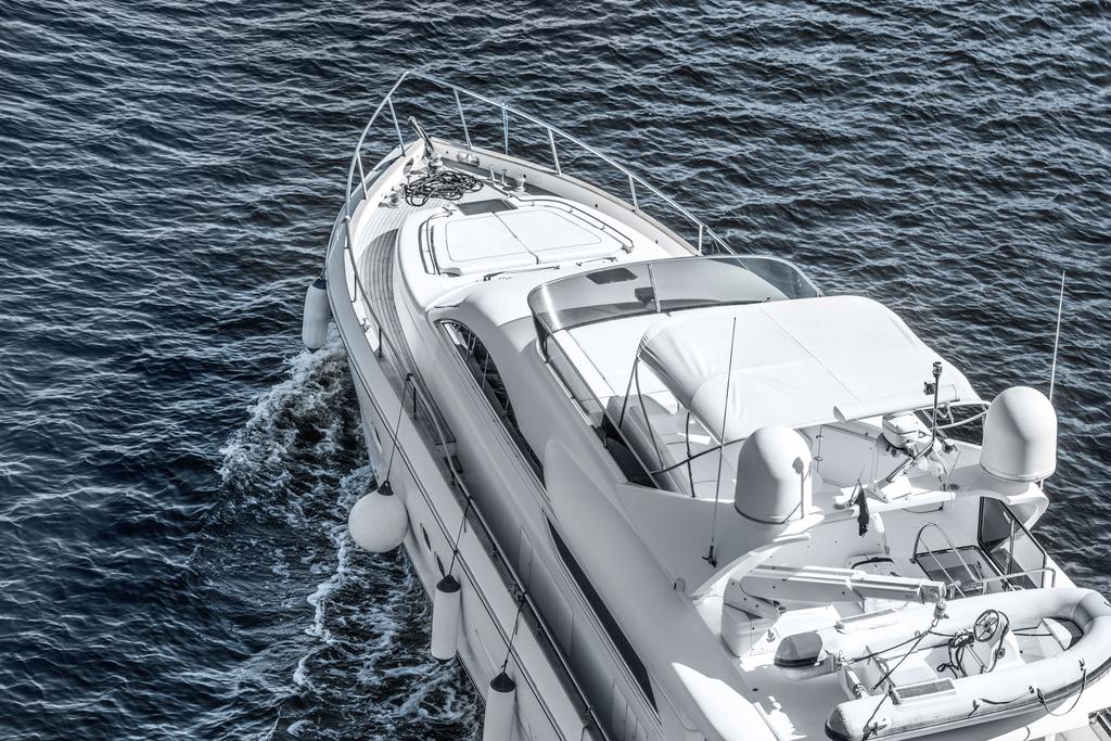воздушный вид на белую яхту, плывущую по синей реке
 - Фото, изображение