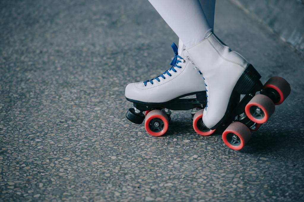 частичный вид женщины в белых высоких носках и роликовых коньках
 - Фото, изображение
