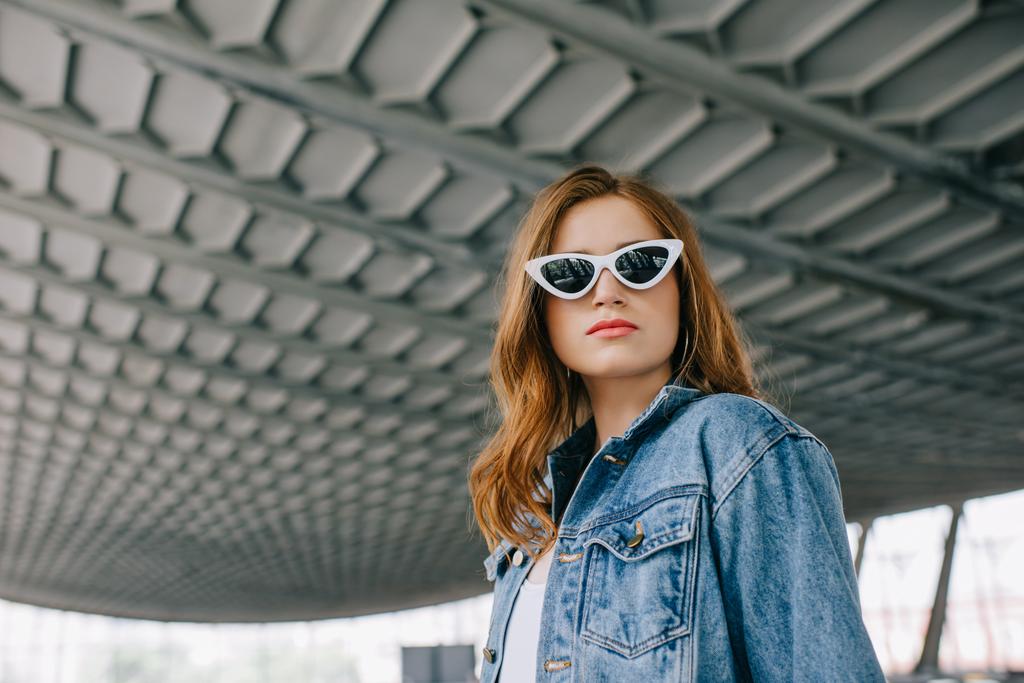 retrato de jovem mulher na moda em roupas jeans e óculos de sol retro
 - Foto, Imagem