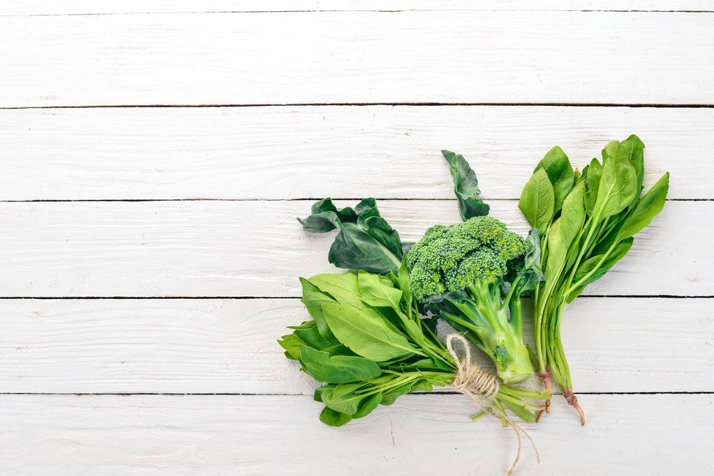 緑の野菜と果物。白い木製の背景。健康食品。平面図です。コピー スペース. - 写真・画像