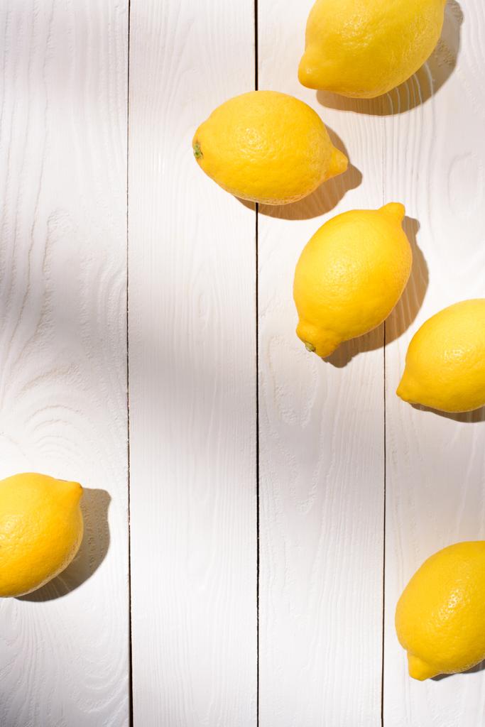 vista desde arriba de limones sobre mesa de madera
  - Foto, Imagen
