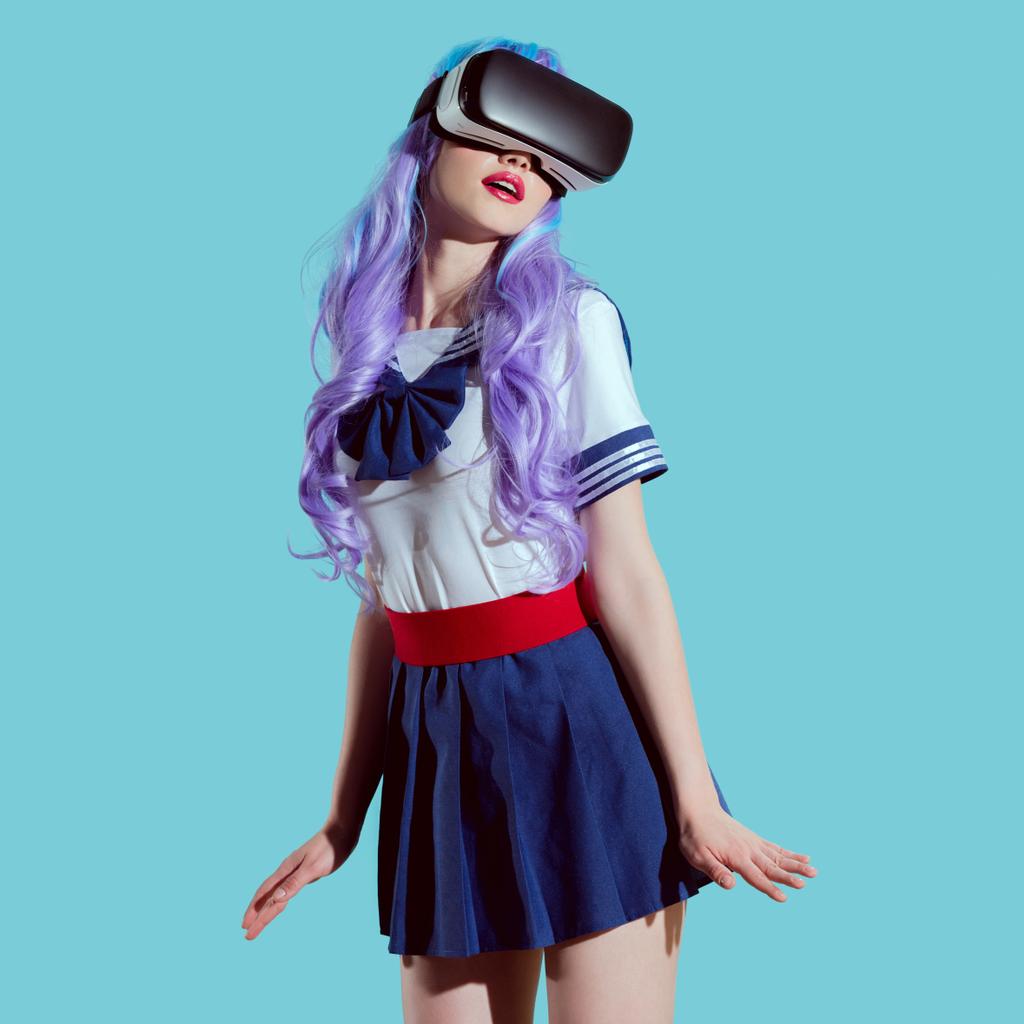 chica con estilo en peluca brillante usando auriculares de realidad virtual aislados en azul
 - Foto, Imagen