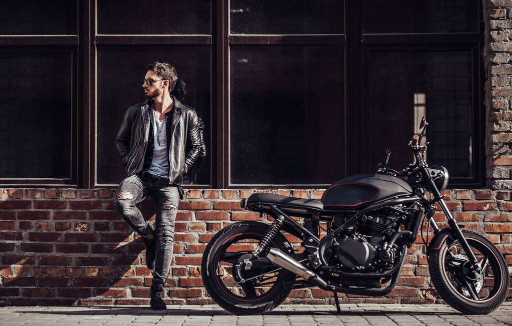Szép szakállas motoros klasszikus stílusú fekete motorkerékpár. Cafe racer. - Fotó, kép