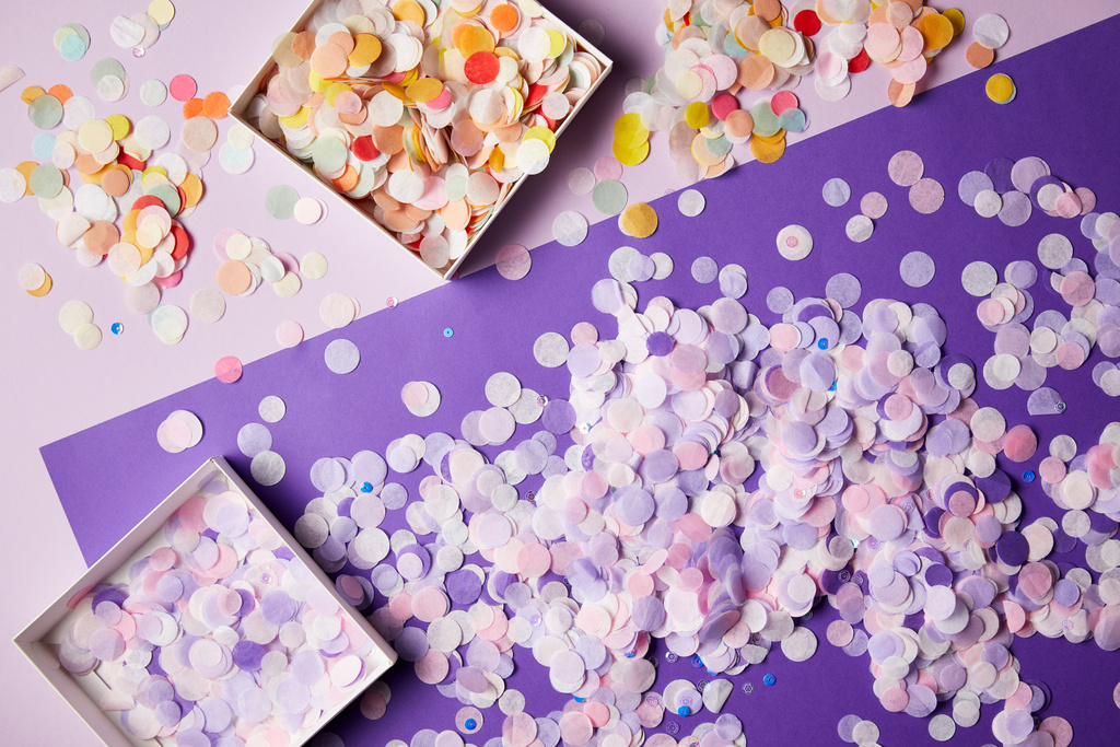 vista elevada de pedaços de confete em caixas de papel e superfície violeta
 - Foto, Imagem