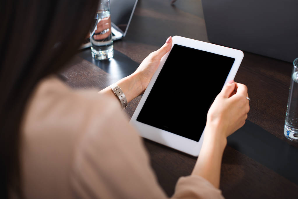image recadrée de femme d'affaires en utilisant une tablette numérique avec écran blanc dans le bureau moderne
 - Photo, image