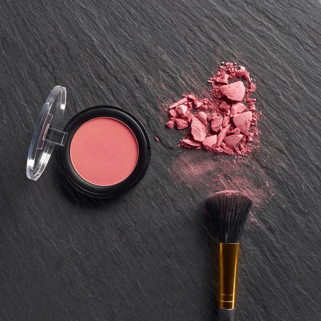 Make-up sjabloon met borstel op donkere leisteen achtergrond - Foto, afbeelding