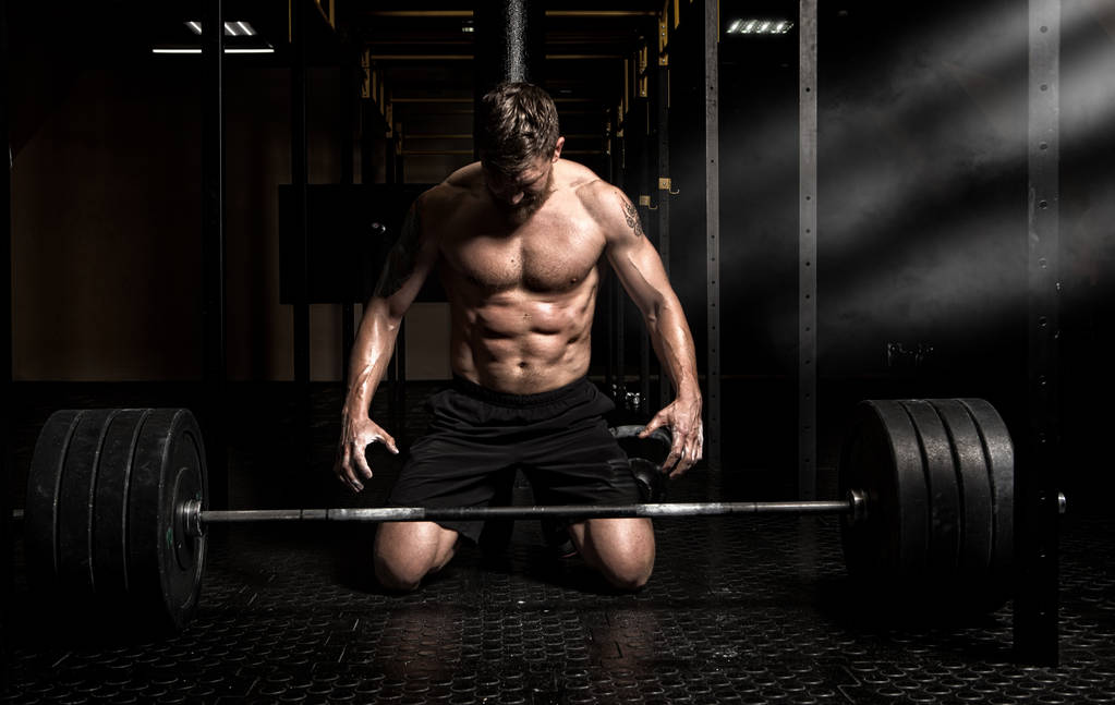 Entrenamiento muscular de hombre con barra en el gimnasio
 - Foto, Imagen