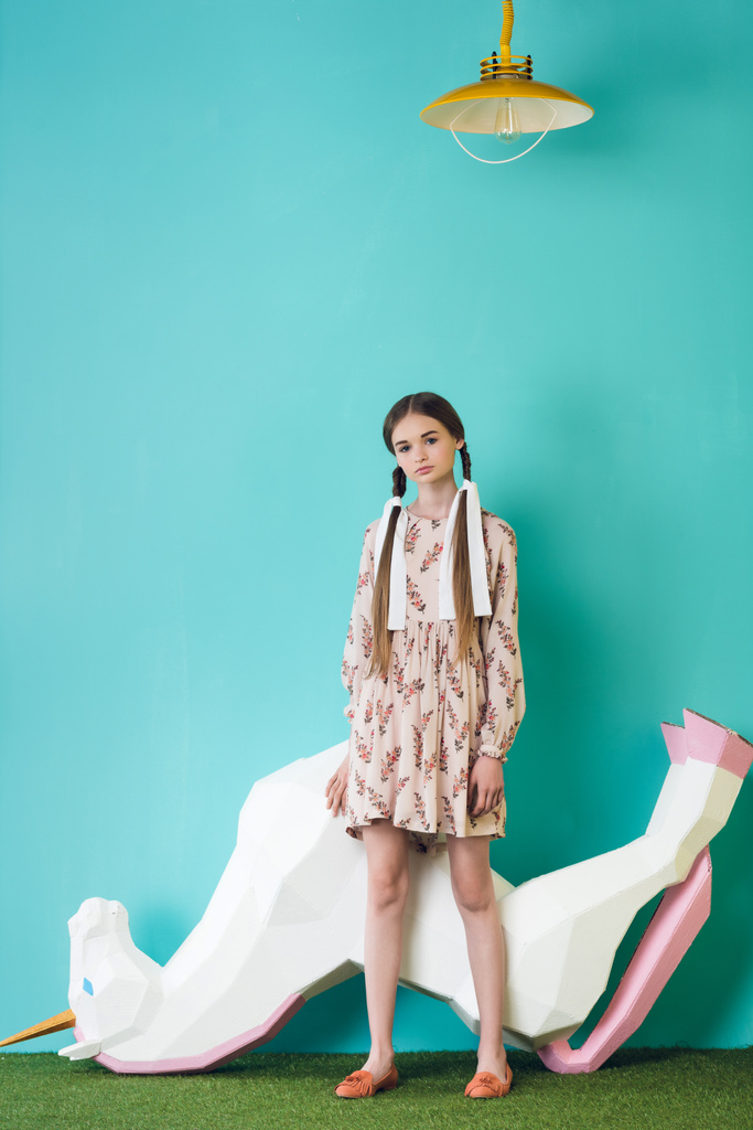 moda adolescente chica posando con gran juguete unicornio al revés, en turquesa
 - Foto, imagen