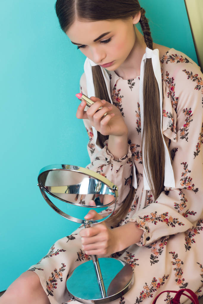 Piękna Nastolatka Dziewczyna zastosowaniu pomadki z lustrem  - Zdjęcie, obraz