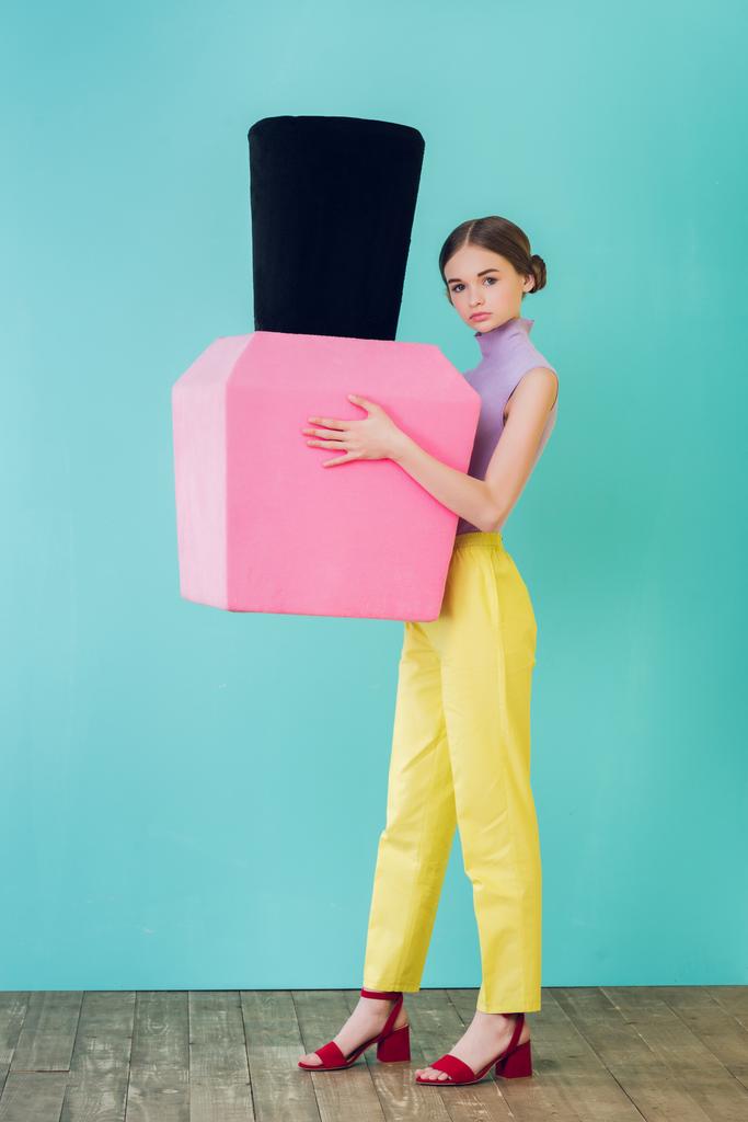 atraente elegante adolescente menina segurando grande unha polonês
 - Foto, Imagem