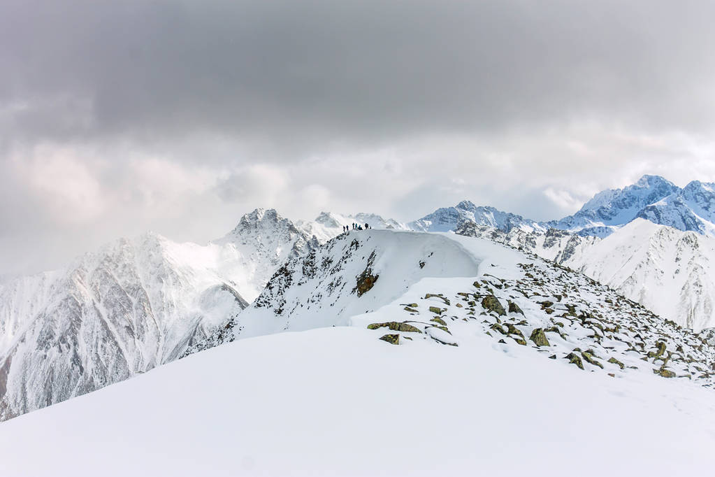 Besneeuwde bergen aero foto drone, wolken naderen van pieken en vallei. - Foto, afbeelding