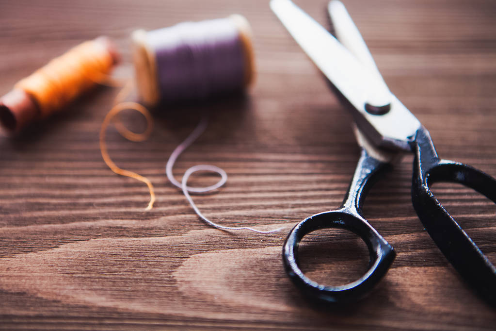 Mesa de costura vintage com tesoura, fios, detalhes sob medida, close-up
 - Foto, Imagem