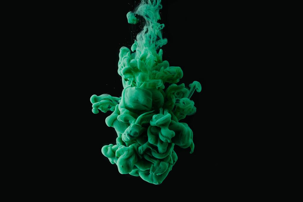 αφηρημένη ρέει πράσινο χρώμα σε μαύρο φόντο  - Φωτογραφία, εικόνα