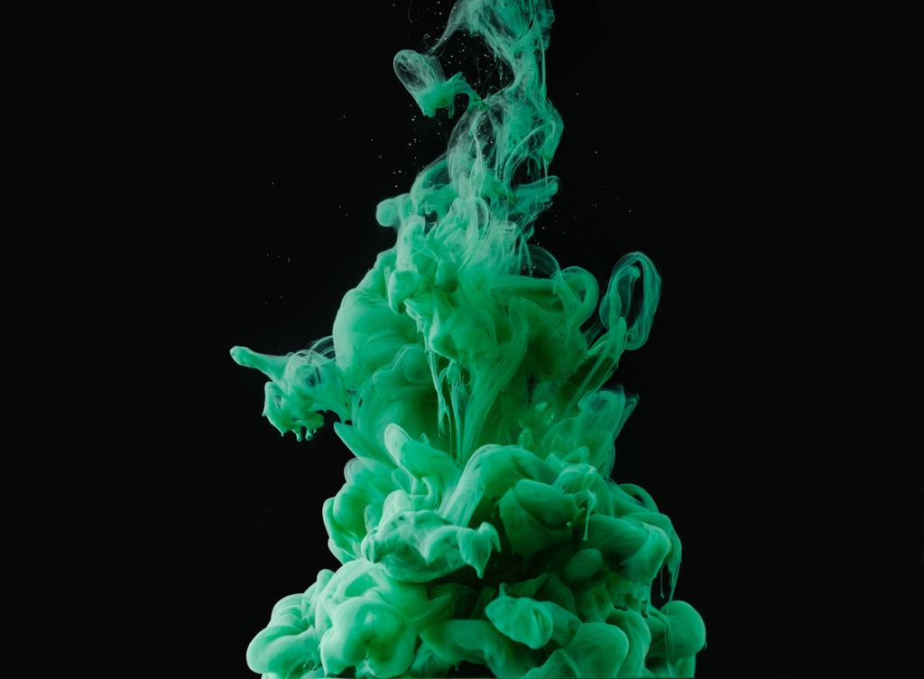Soyut Yeşil Boya patlama siyah arka plan üzerine  - Fotoğraf, Görsel