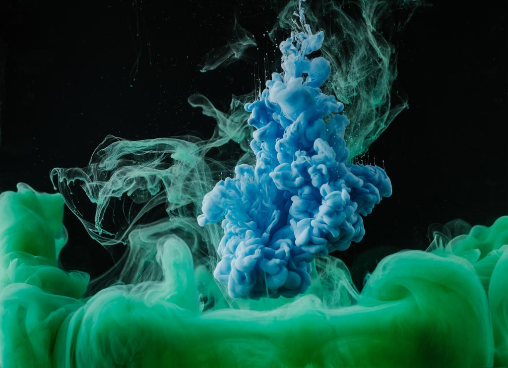 close-up vista de pintura abstrata verde e azul fluindo sobre fundo preto
   - Foto, Imagem