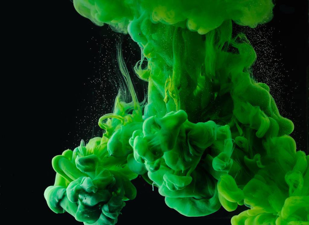 primo piano vista di vernice verde astratta esplosione su sfondo nero
      - Foto, immagini