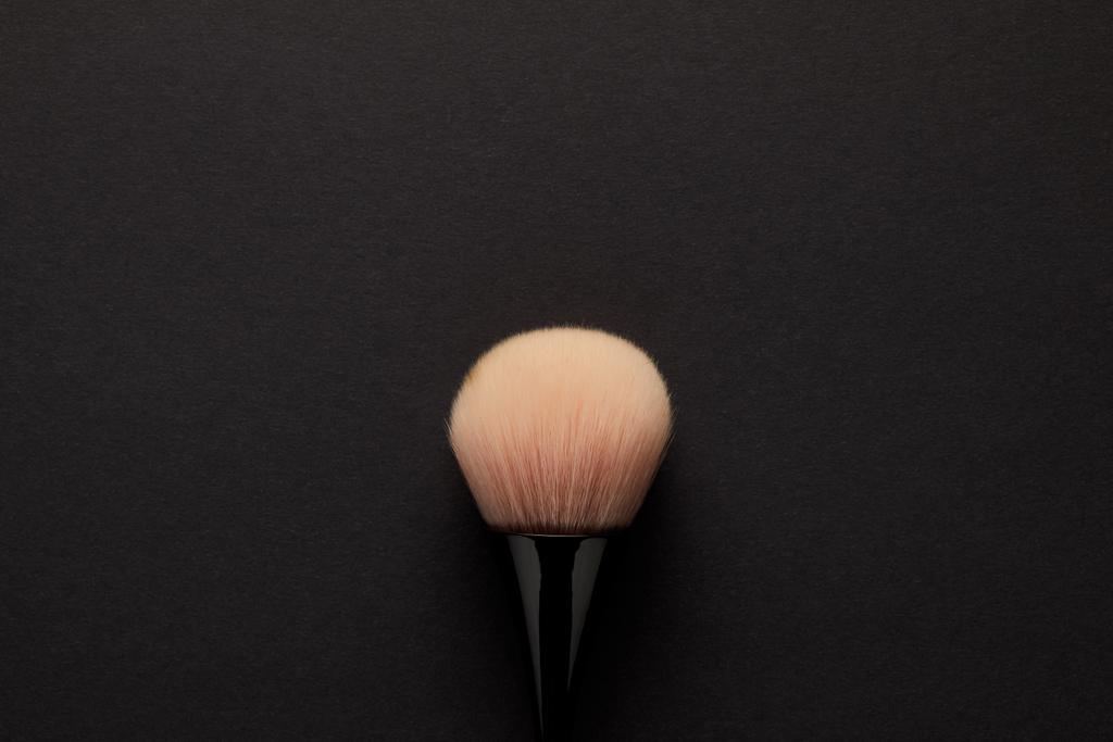 κάτοψη του μακιγιάζ βούρτσα για μόνιμη μακιγιάζ που απομονώνονται σε μαύρο - Φωτογραφία, εικόνα