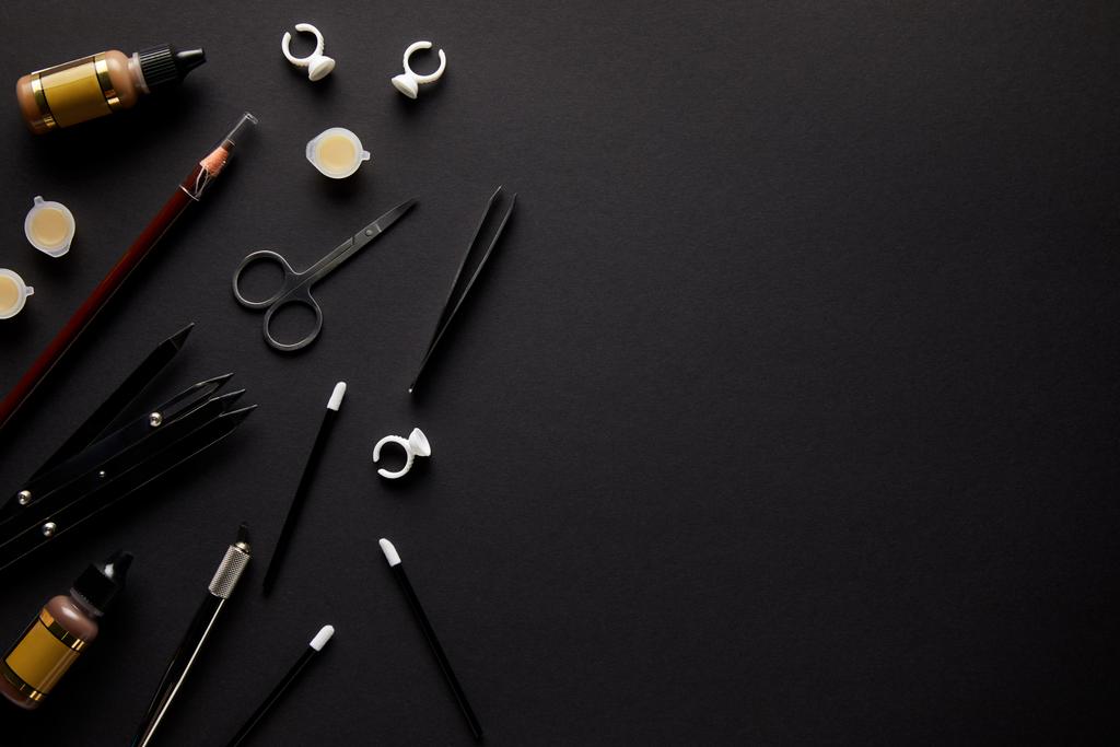 makas, kalem ve siyah izole kalıcı makyaj için fırçalar yükseltilmiş görünümünü - Fotoğraf, Görsel