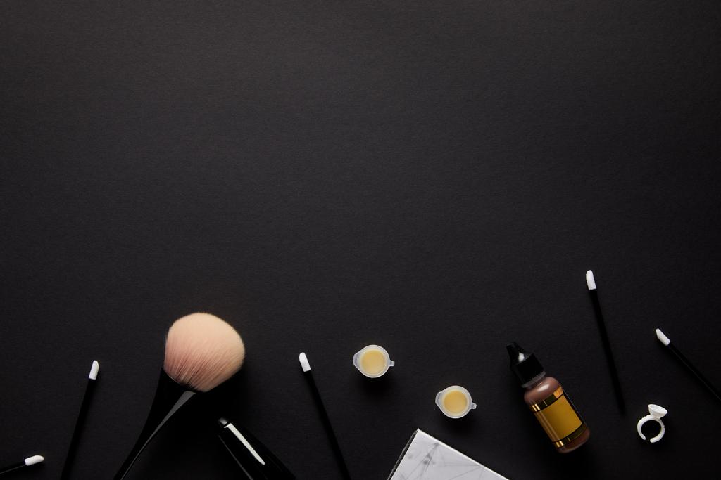pohled shora nástrojů pro permanentní make-up izolovaných na černá - Fotografie, Obrázek